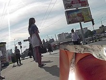 Bonita vista upskirt (falsa) presenta deliciosas nalgas jóvenes (18+)