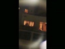 Chica desnudándose en el videoclip de la ventana