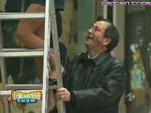 Mujer trabajadora en forma está en una escalera haciéndole bromas a chicos en un porno upskirt (falso)