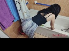 Suegra culona se mudó con nosotros y solo usa ropa provocativa