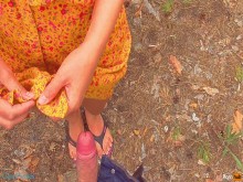 Recogida en público y semen dentro de la chica al aire libre. / Cum Bragas