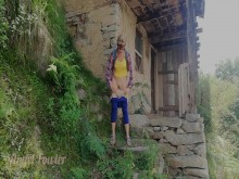 Chica de Urban Fitness orinando afuera en Village, corre el riesgo de ser atrapada - Angel Fowler