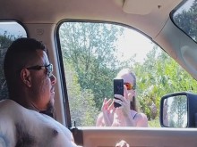 Pillada masturbándose en público y la chica mira y filma y le moja el coño