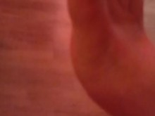 Los pies se burlan de una linda chica que acaba de despertar jugando a Fortnite