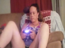 Filmando hasta la falda de una morena de pelo largo mientras fuma y juega videojuegos