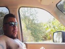 Novio atrapado masturbándose en público con otra mujer en el parque