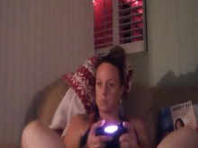 La esposa se pone cachonda cuando juega videojuegos y yo follo todas las noches después de que ella juega videojuegos.