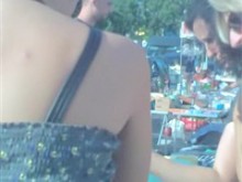 Blusa franca de la fem amateur en la calle