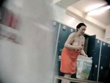 Mujer gorda con las tetas y el coño espiados en el camerino