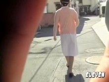 La ropa interior de una japonesa madura es la siguiente para los tiburones callejeros