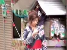 La adorable geisha japonesa se involucra en una escena de tiburón realmente ardiente