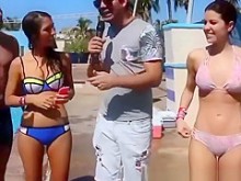 Chica de pelo corto en bikini rosa cameltoe