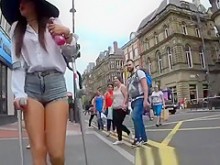 Mujer herida en pantalones cortos ajustados