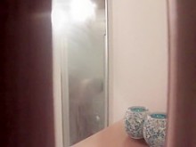Invitada sexy espiada en la ducha