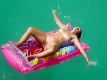 Los labios de su coño se deslizan del bikini de una MILF caliente