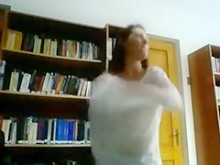 Chica sexy se vuelve loca y se desnuda en una biblioteca pública