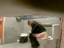clips de meadas desde un baño público