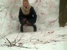 Sirvienta rusa es pillada orinando en la nieve