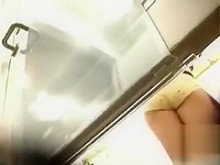 Mirón del probador espía a varias chicas