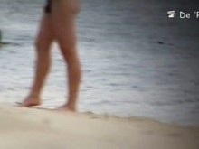 Video (falso) de cámara oculta en la playa de atractivos hombres y mujeres nudistas
