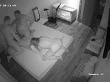 Dos parejas se balancean en el dormitorio