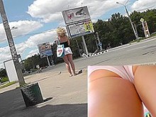 Rubia regordeta con falda blanca y bragas en un clip upskirt (falso)