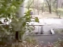 Me masturbé entre los arbustos, mirando a la extraña mujer.