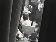 Amateur lujuriosa sentada en una silla masturbándose en la cámara de seguridad