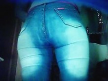 Fresca chica en jeans enseña el culo y el coño en el baño