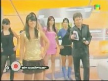 Cantantes increíblemente calientes upskirt (falso) en el escenario