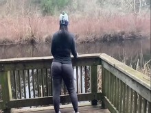 Wedgie de botín suculento en lugar público