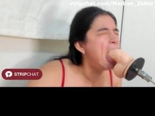 Linda morena latina trabaja el consolador con total concentración oral - Mariian_Zeller