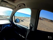 Una chica en forma me pilló masturbándome en el coche y se ofreció a ayudarme. ¡Me corro en su boca!