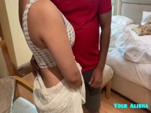 Cachonda cuñada de tetas grandes seduce al amigo de su marido y lo hace correrse dentro de ella