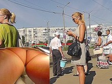 Impresionante rubia filmada por una cámara espía bajo la falda (falsa) en público