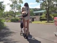 Chica en la ciudad upskirt (falso) y pezón abajo