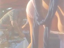 La chica con vestido blanco se inclina hacia adelante y sacude las tetas hacia abajo