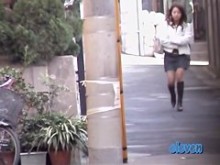 Vídeo de tiburón en público muestra a una chica japonesa sexy con falda