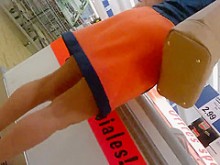 upskirt (falso) madura francesa en el supermercado