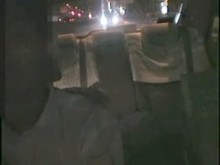 Preciosa japonesa apretujada en el asiento trasero de un taxi
