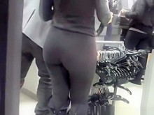 Trabajadora culona de tienda con pantalones negros ajustados