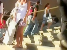 Culo impecable bajo la falda de una universitaria