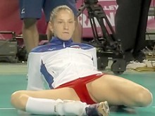 Nena deportiva profesional se estira en el suelo