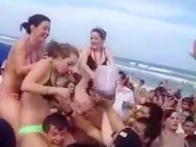 Un grupo de chicos cachondos agarrando a las chicas deslumbrantes