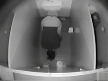 Chica universitaria examina su coño en imágenes del baño