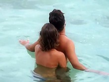 Novia en topless capturada mientras hacía una paja en el agua