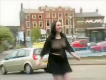 Chica británica con curvas muestra con gusto sus pechos en público