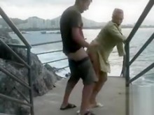 Golpeando su agujero del amor junto al mar
