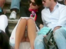 Imágenes europeas de upskirt (falsas) con una toma perfecta de bragas