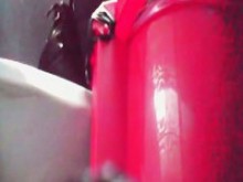 Baño cercano de una mujer meando